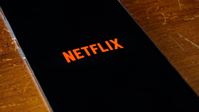 logo de la plataforma de netflix en un movil