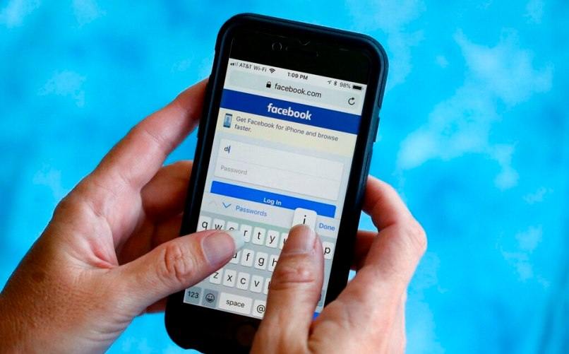 persona iniciando sesion en facebook