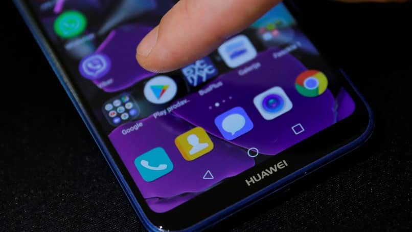 movil huawei pantalla principal con icono de play store