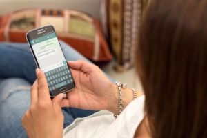 persona usando whatsapp