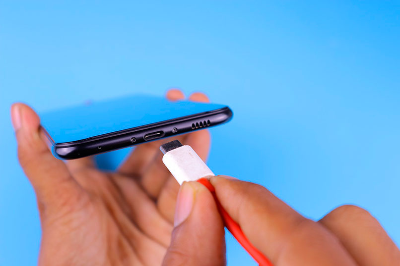 cuanto es correcto cargar la batería del móvil según las encuestas