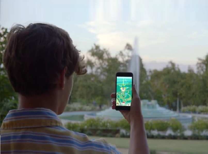 persona movil android negro pokemon go mano fondo plaza arboles verdes cielo nublado