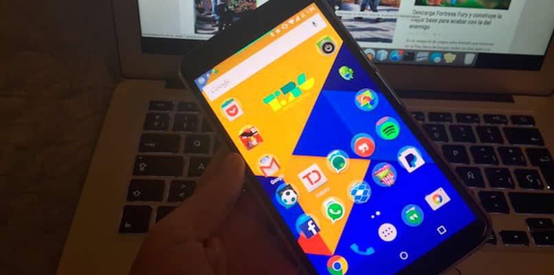 Smartphone con gif personalizados