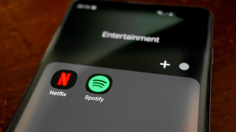 aplicacion de netflix junto a la de spotify en movil