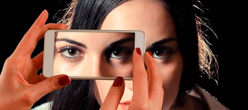 Móvil Samsung capturando en primer plano la cara de una mujer