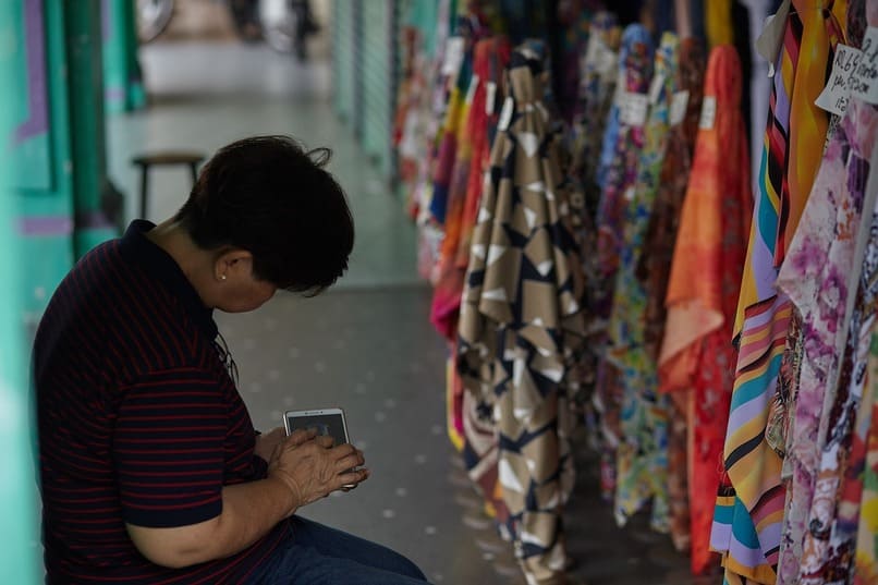 senora utilizando un movil