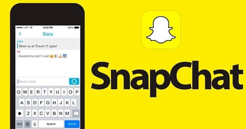 snapchat en movil con el logo en el fondo