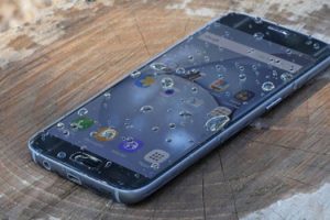 Mi Samsung se cayó al agua, ¿cómo puedo repararlo?