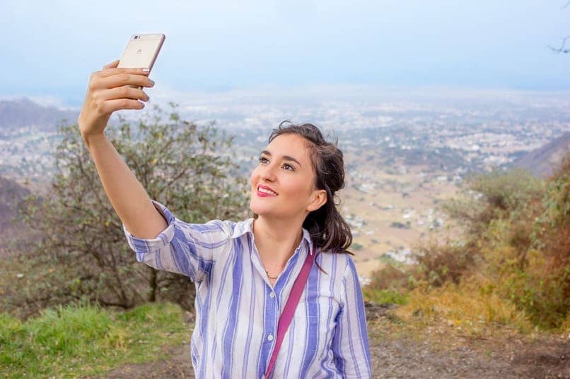 mujer tomando fotografias