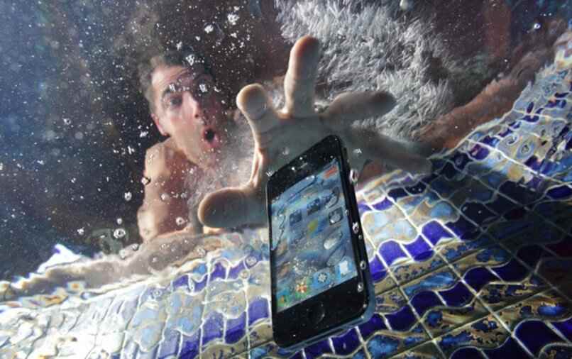 no enciende telefono mojado