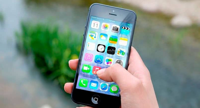 iPhone con íconos de aplicaciones