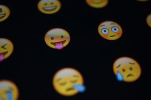 Qué significan los emoji, emoticones y caritas de WhatsApp más populares y nuevos