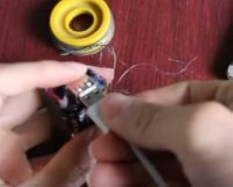 insertar pilas en el adaptador de pilas