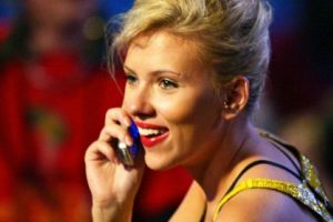 Cómo Conseguir los Números de Teléfono de Famosos