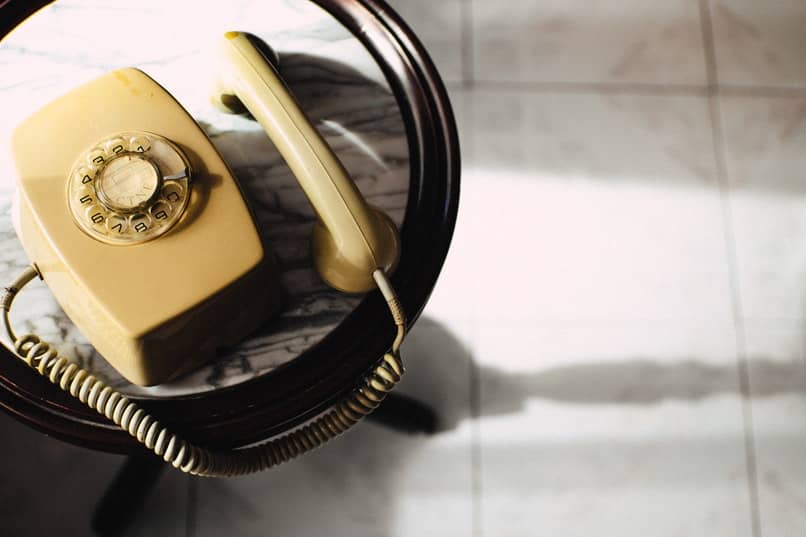 telefono antiguo descolgado sobre una mesa