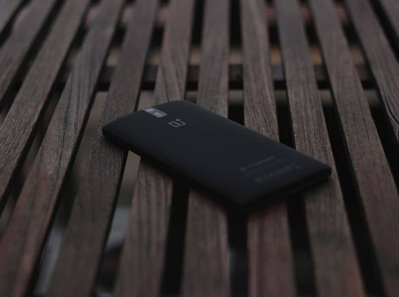 movil oneplus negro lineas de tablas