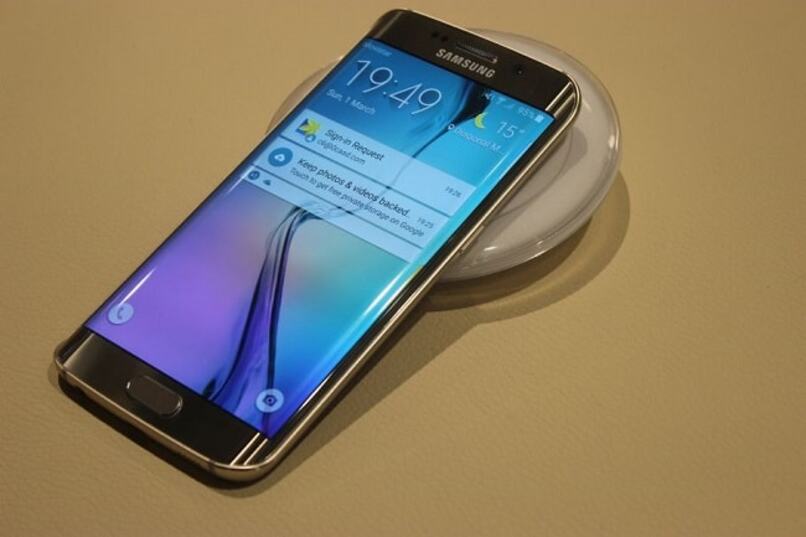 movil samsung sobre una mesa