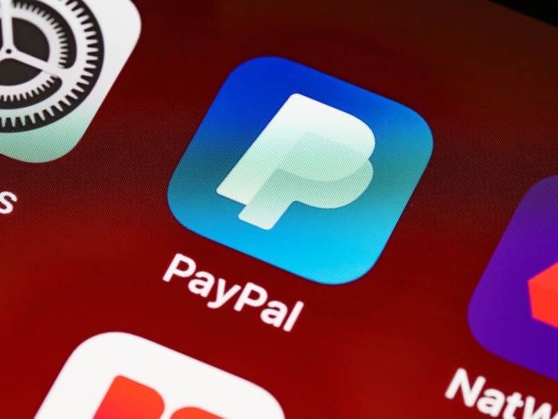 logo azul de paypal en fondo rojo