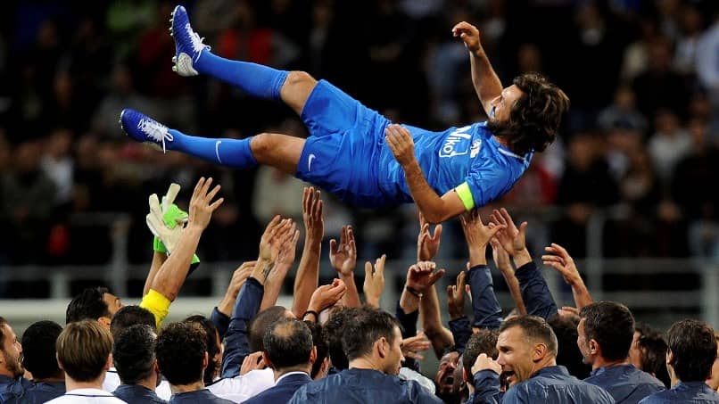 andrea pirlo manteado por su equipo