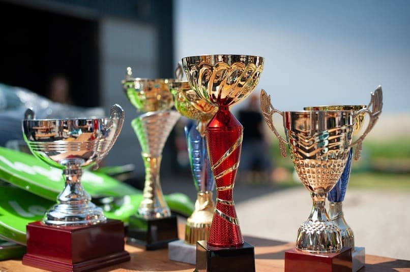 trofeos sobre una mesa