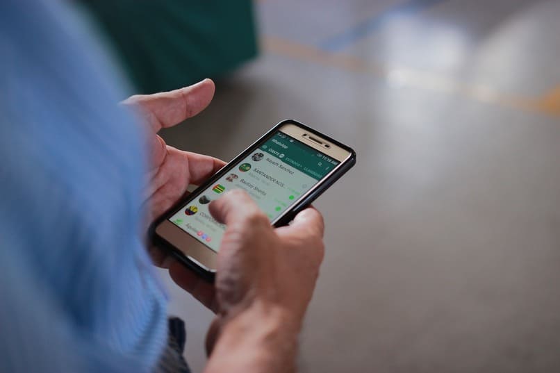 hombre revisando su whatsapp