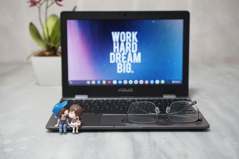 gafas sobre una laptop