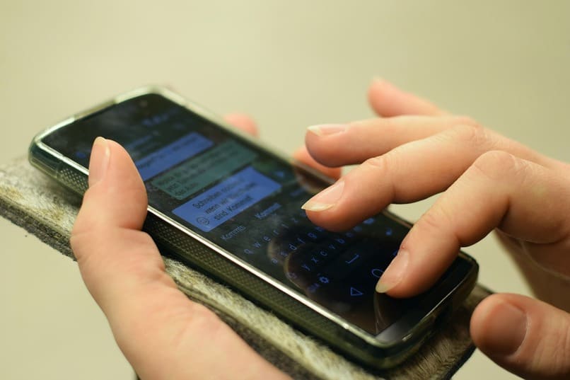 persona escribiendo en un chat de whatsapp