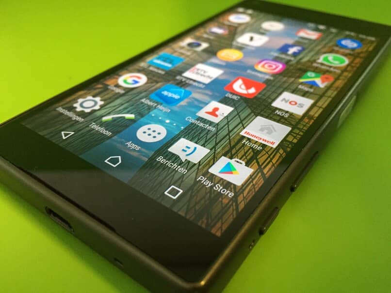 celular sobre fondo verde con aplicaciones