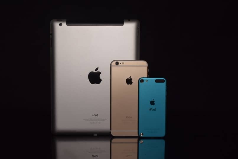 ipad plateado, iphone dorado, ipod azul 