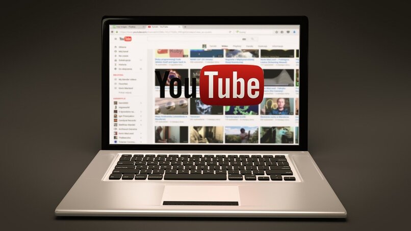 laptop con la pagina de inicio de youtube en su pantalla