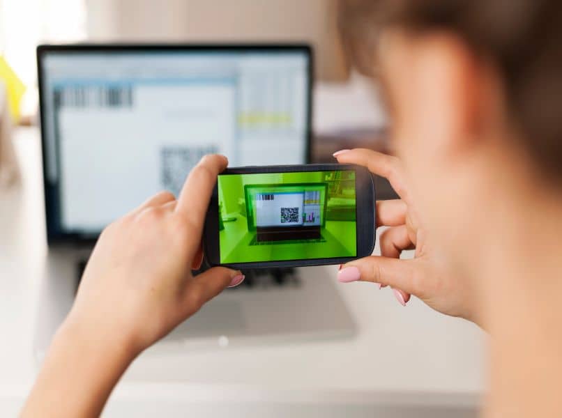 movil escaneando codigo qr en pc