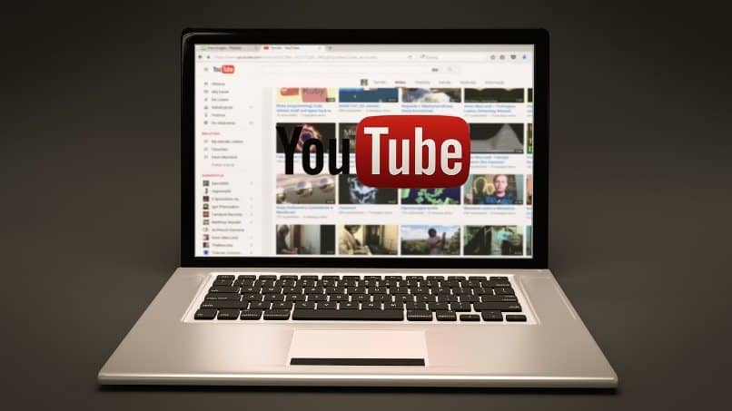 pantalla de laptop con inicio de youtube