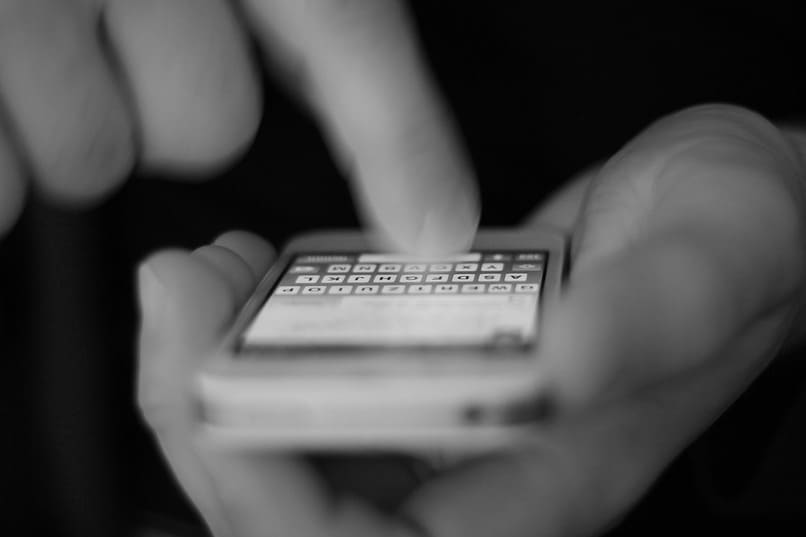 persona escribiendo en un movil