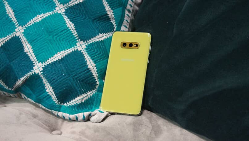 movil iphone apoyado sobre almoahda mostrando su camara