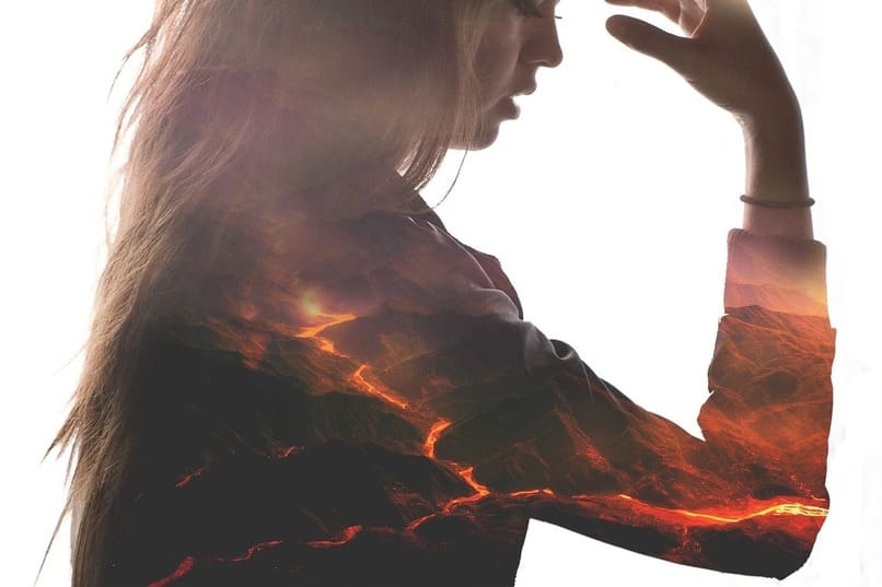 mujer con llamas en su cuerpo