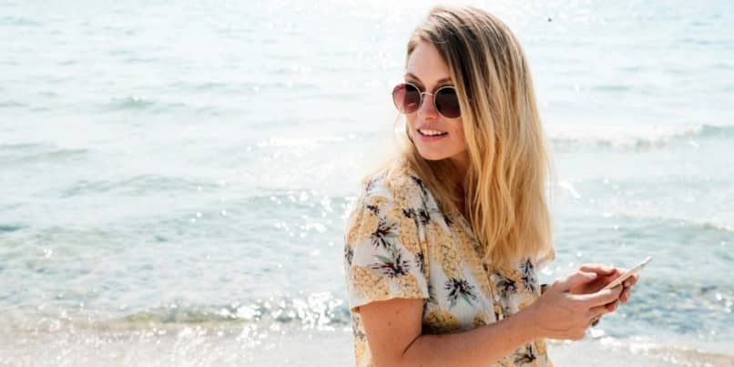 mujer movil en playa