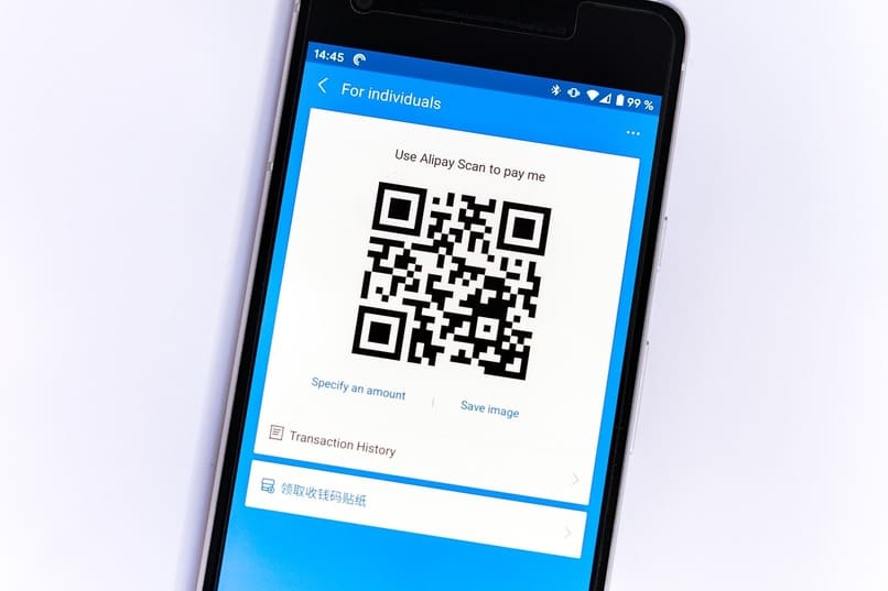movil con un codigo qr en su pantalla