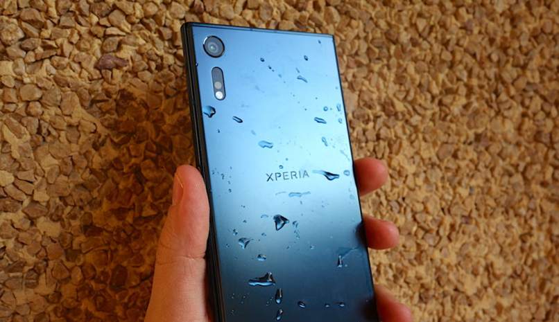 mojar telefono con agua