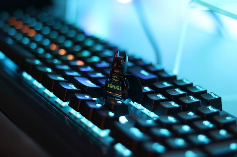 juguete de batman sobre un teclado