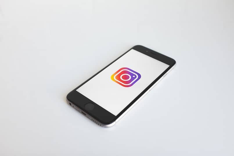 movil con el icono de instagram en su pantalla