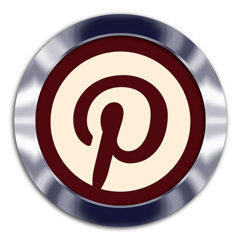 icono de pinterest dentro de un circulo plateado