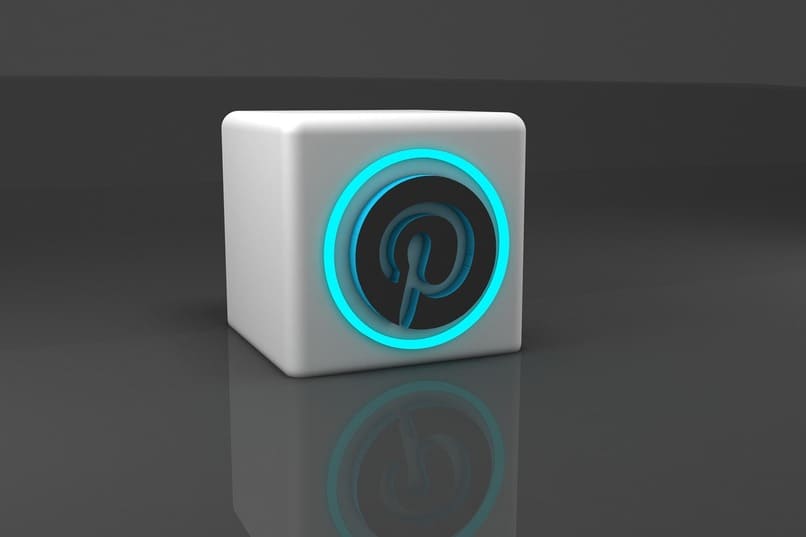 icono de pinterest en un cubo