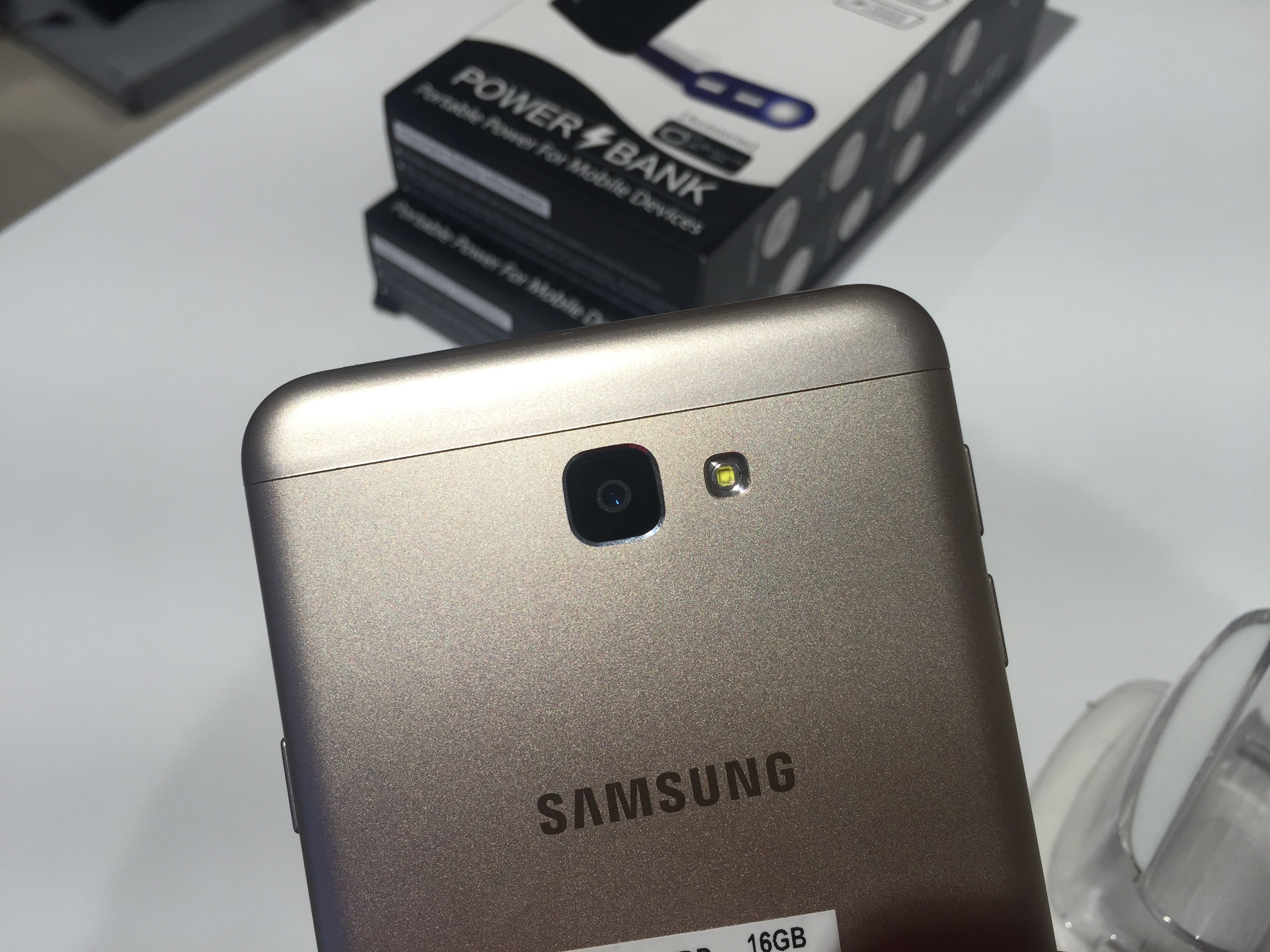 Cómo Sacar la Tapa del Samsung Galaxy J7 Prime  Mira Cómo 