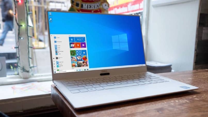 laptop con sistema operativo windows 10