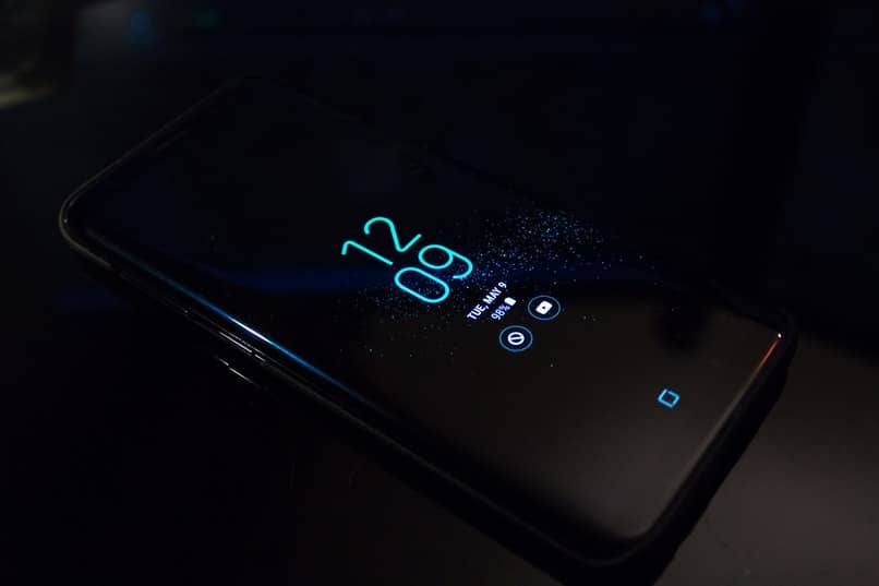 samsung negro con hora personalizada en la pantalla