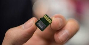 memoria ram en la mano de una persona