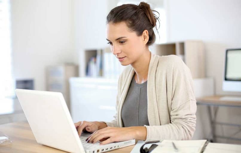 chica en su laptop chateando