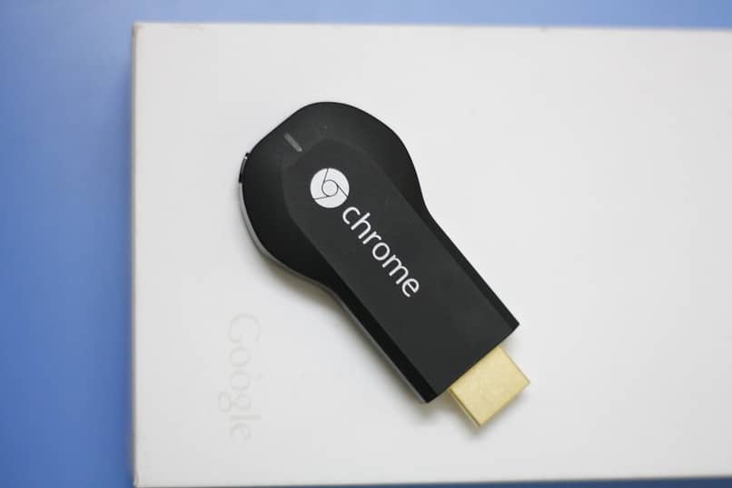 chromecast sobre caja de color blanco