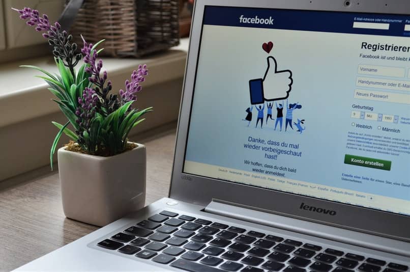 laptop con facebook abierto