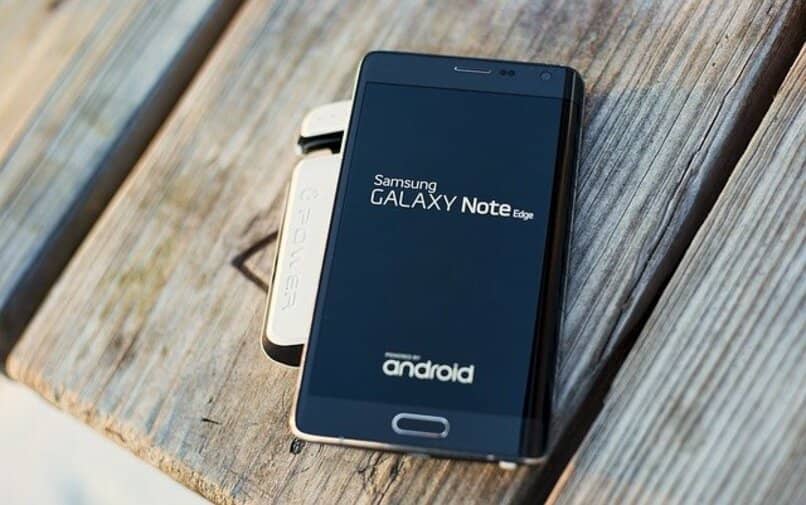 samsung galaxy note edge posado sobre madera